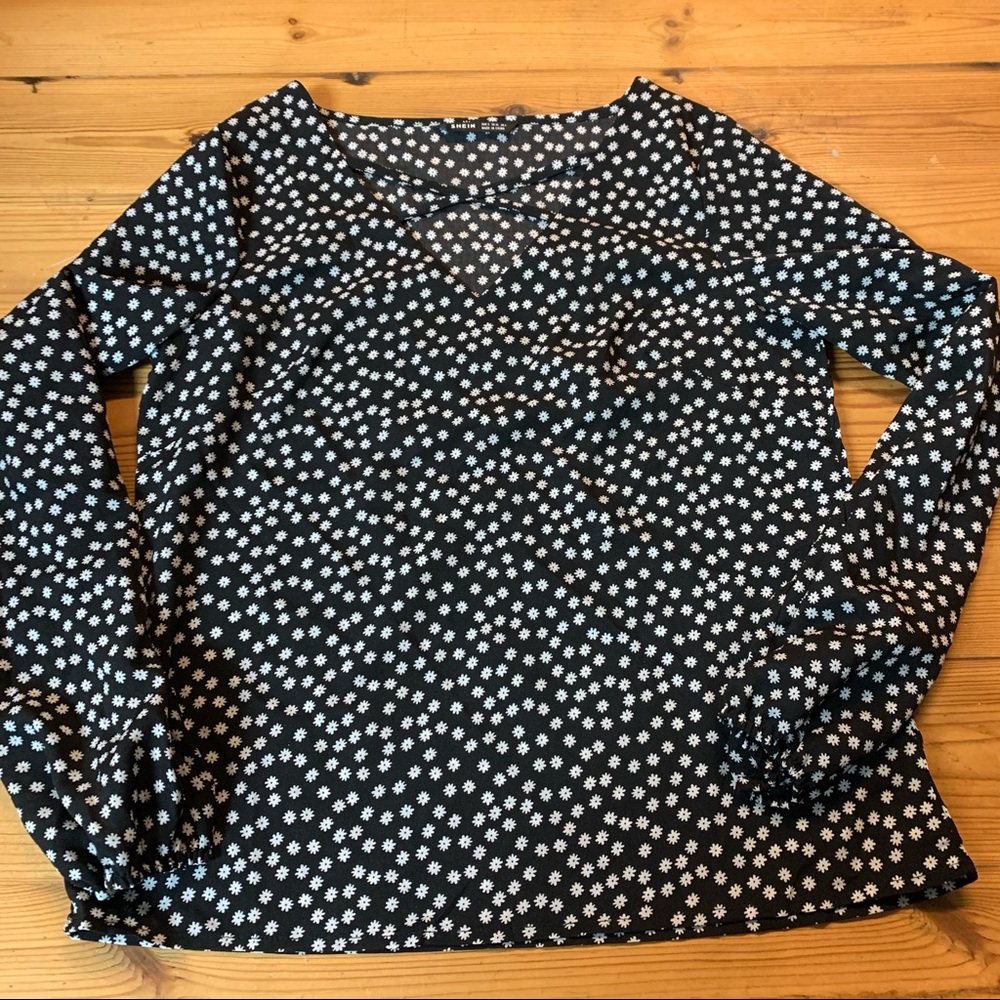Shein women’s size Small Daisy print floral v-neck top with loose sleeves